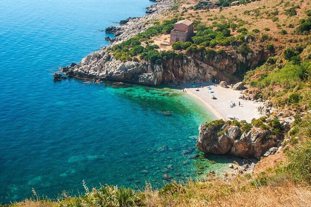μια ομάδα ανθρώπων σε μια παραλία στον ωκεανό