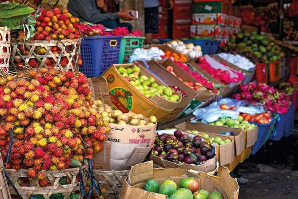 a market with many different types of fruits and vegetables