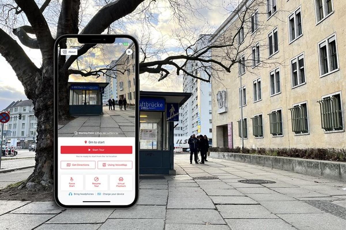 mobilní telefon ležící vedle stromu na chodníku