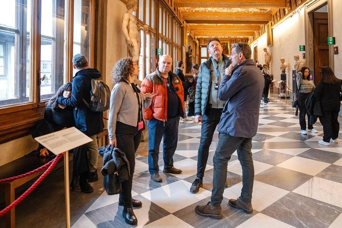 un groupe de personnes debout dans un couloir regardant un musée