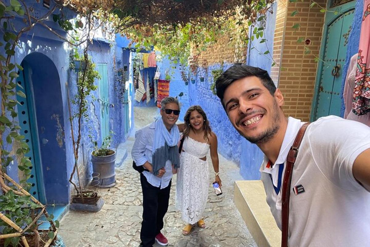 um homem e uma mulher caminhando por um beco azul
