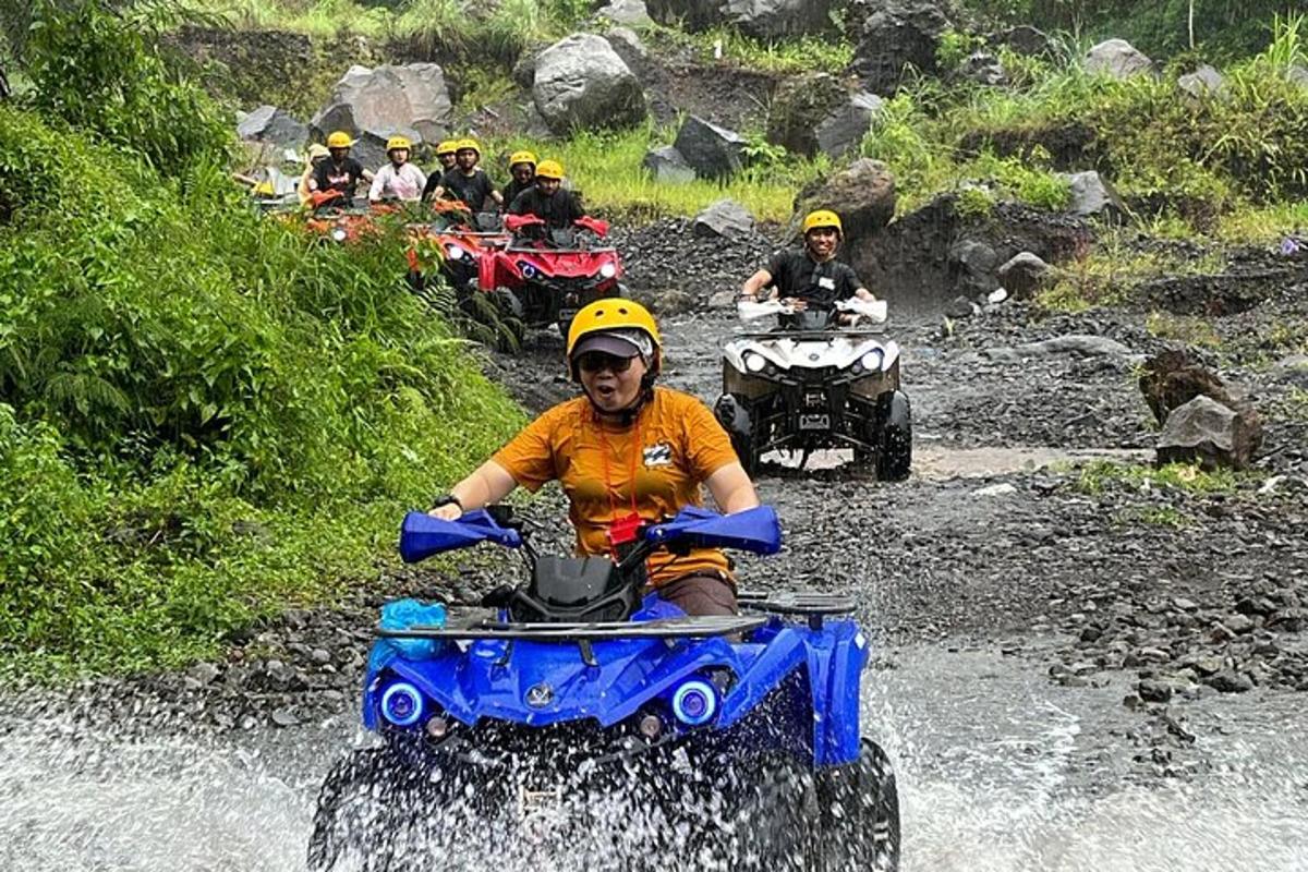 un home que va en un quad a l'aigua