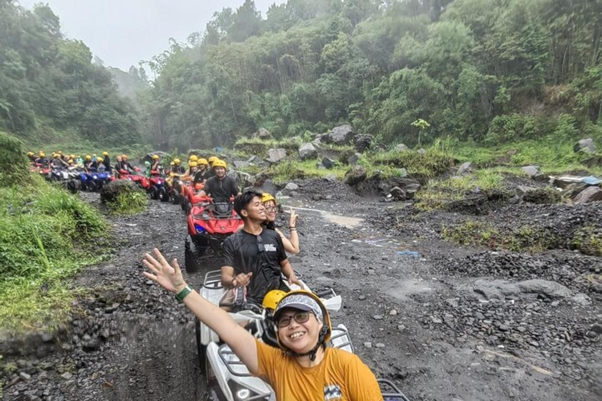 un grup de persones que baixen per un riu en canoa