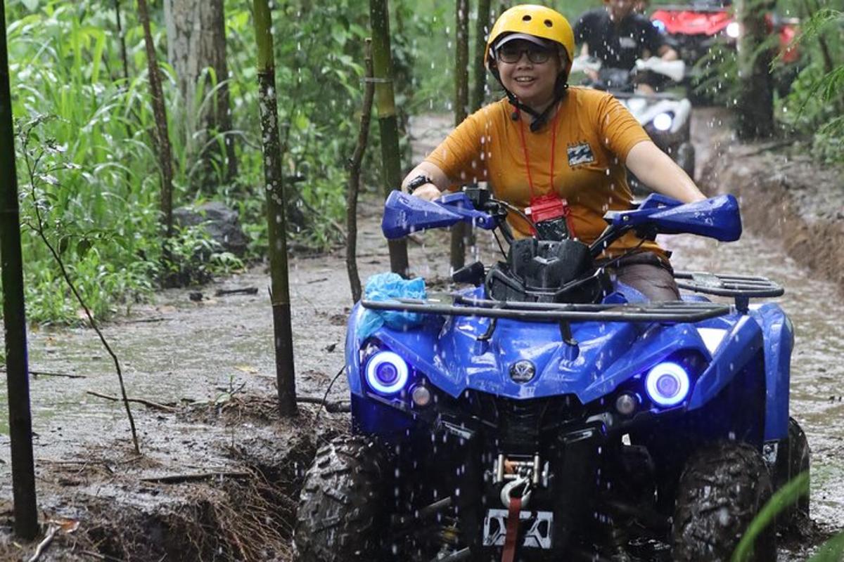 una persona que condueix un quad per un sender
