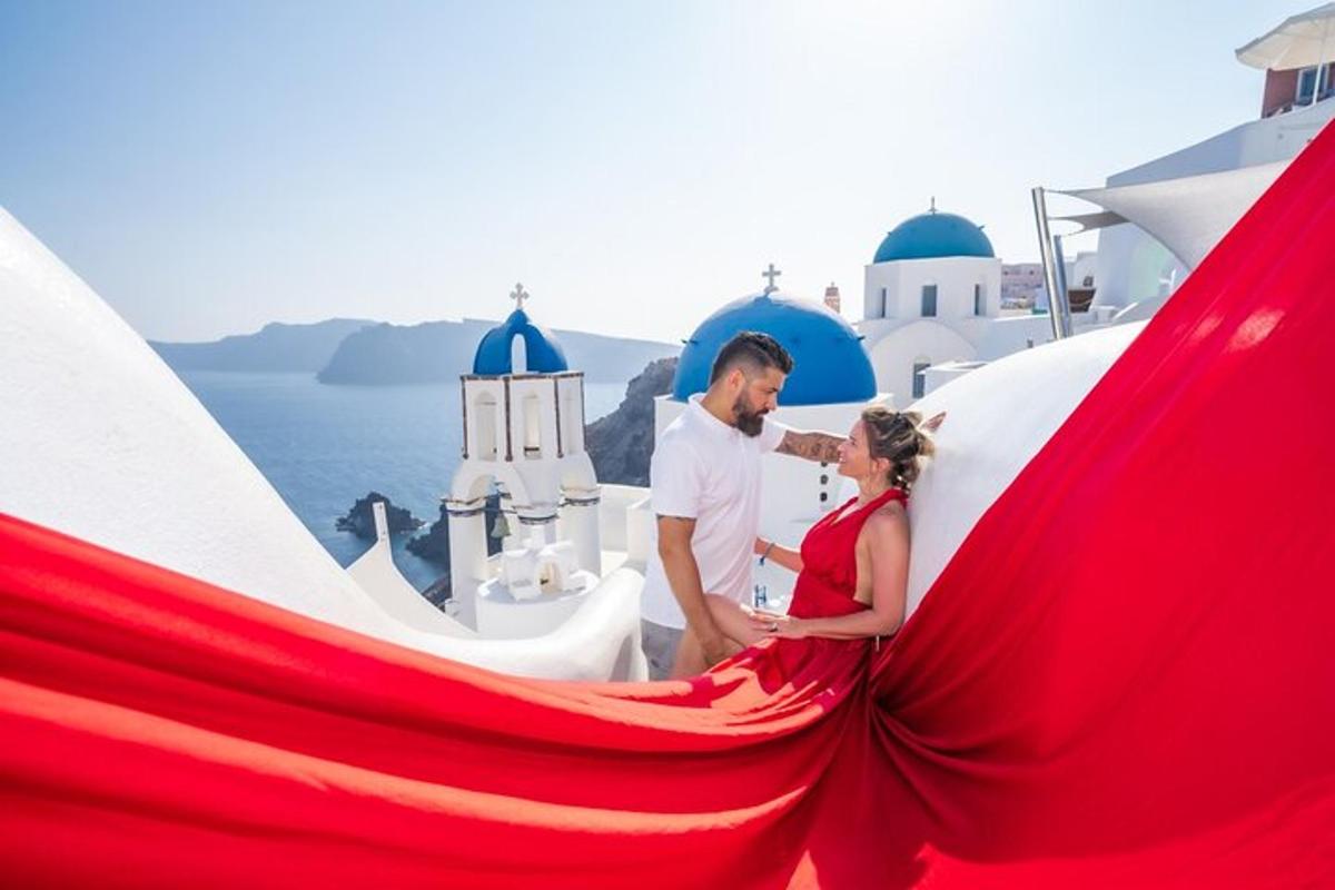 μια νύφη και ένας γαμπρός που στέκονται σε ένα λευκό κτίριο με ένα κόκκινο φόρεμα