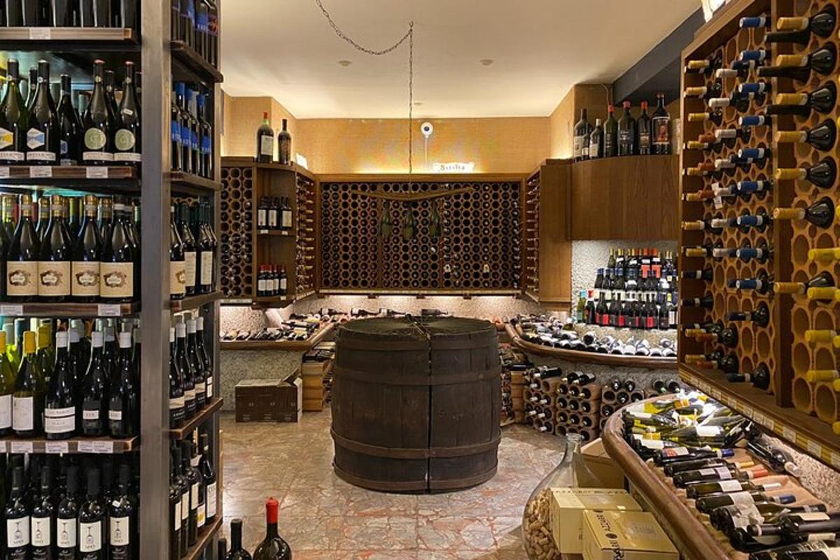 un'enoteca con una grande quantità di bottiglie di vino