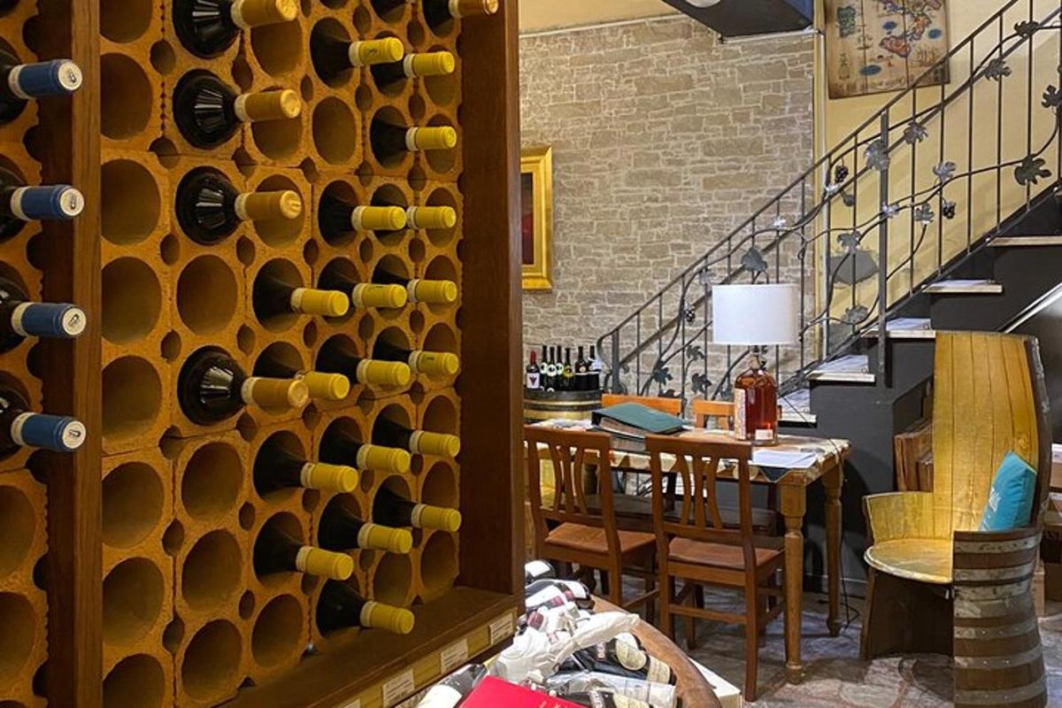 una stanza con una parete piena di bicchieri da vino