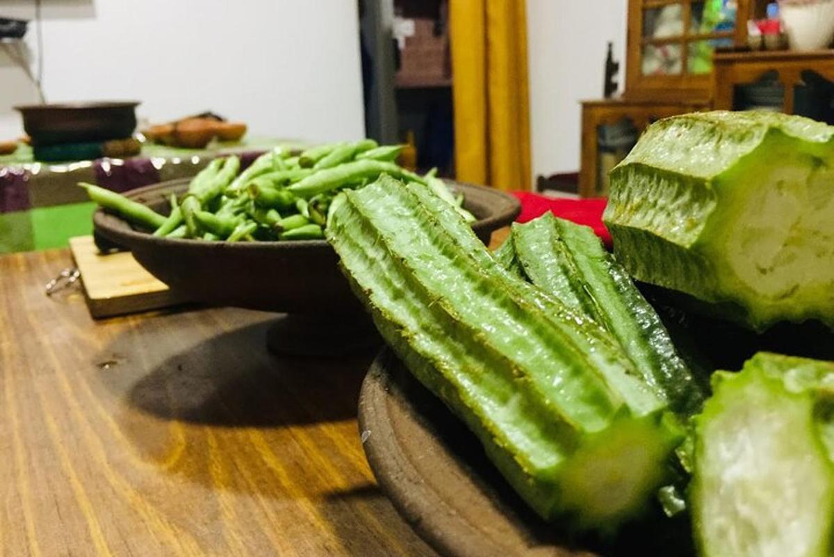 a plate of green beans and a bowl of green beans