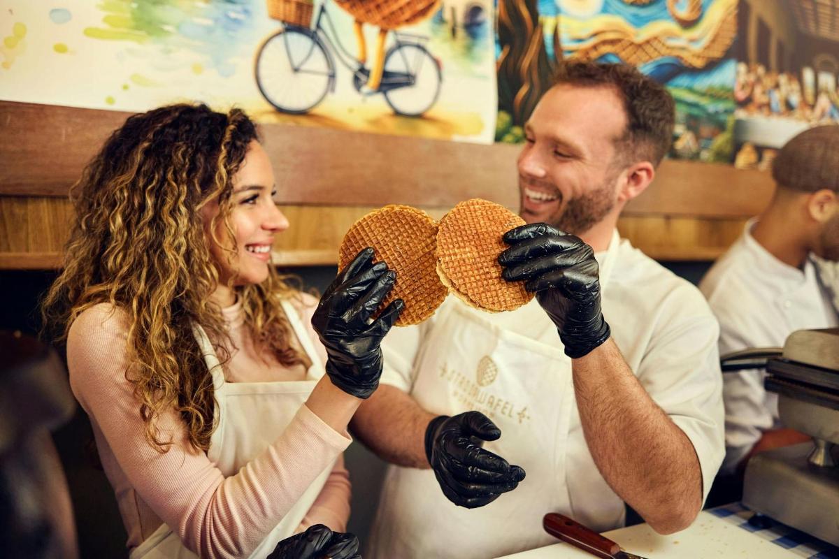 muž a žena držící taco