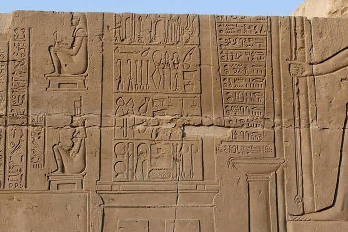 un muro di cemento con geroglifici sopra