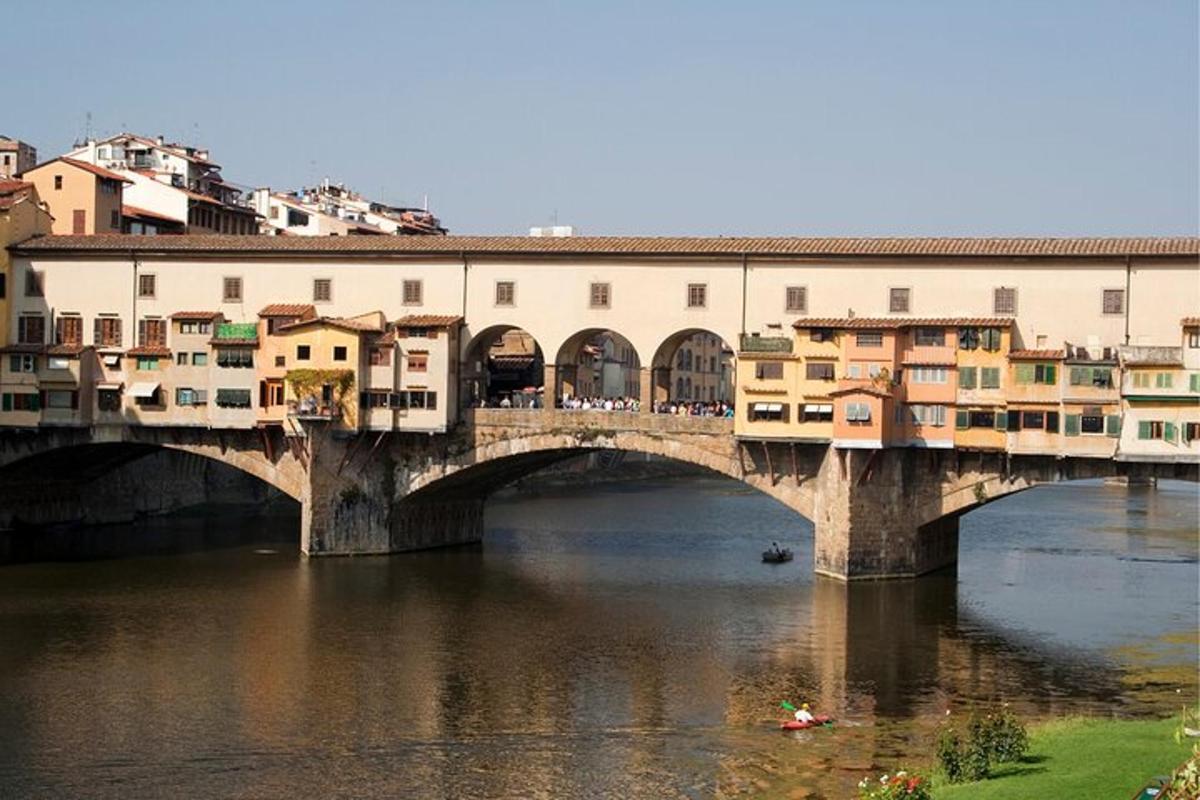 un ponte sopra un fiume con edifici su di esso