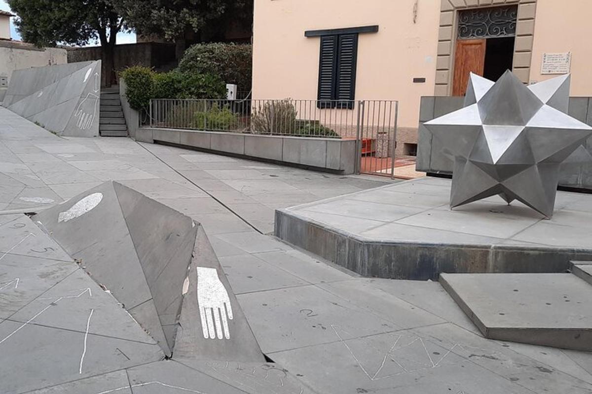 o statuie de stele și o furculiță pe trotuar