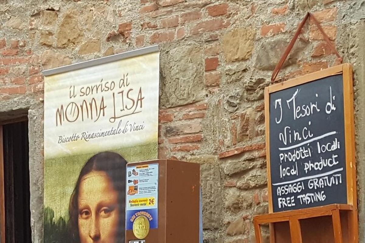 un perete cu două semne pe un zid de cărămidă