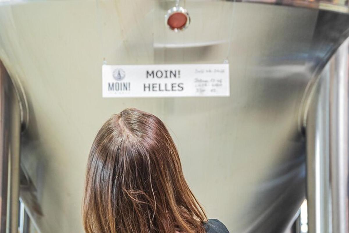 žena v místnosti s cedulí na zdi