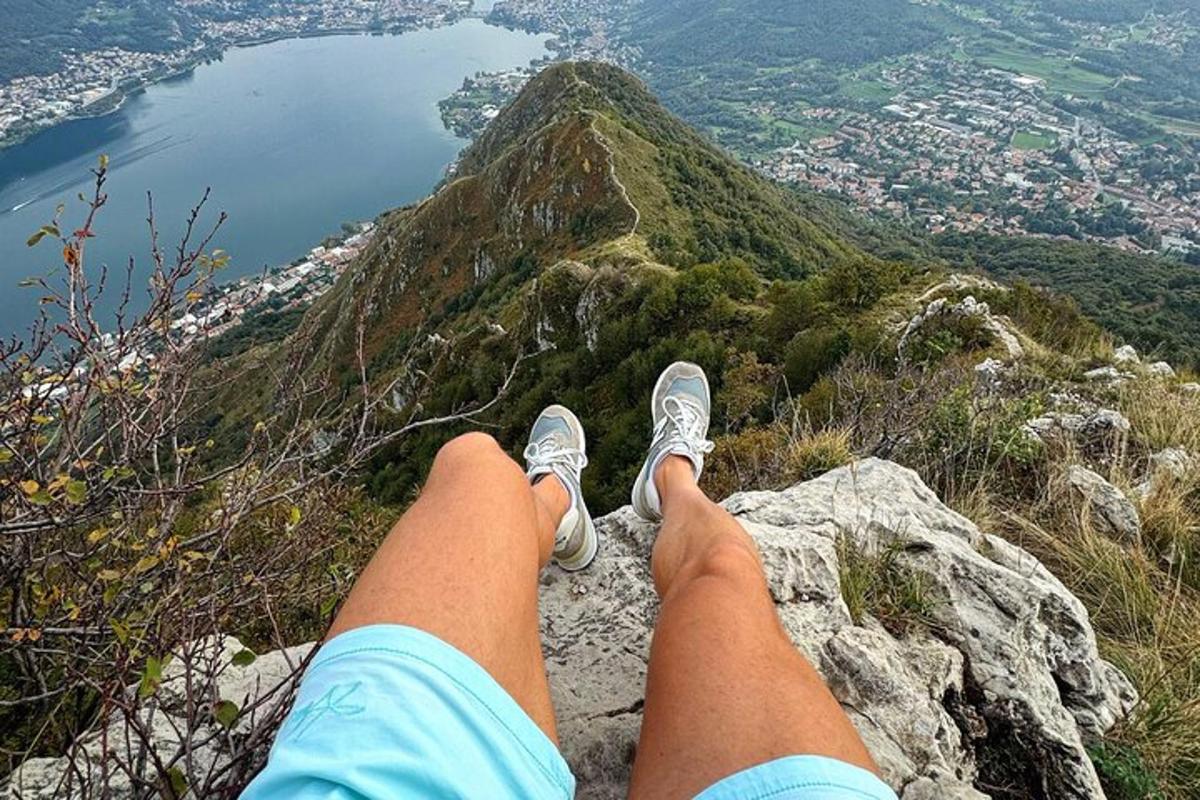 seseorang yang duduk di atas gunung