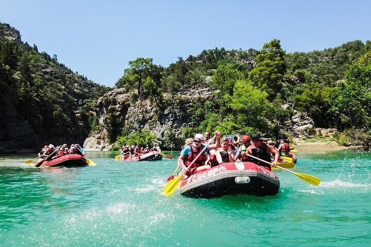 un grup de persones està fent ràfting per un riu