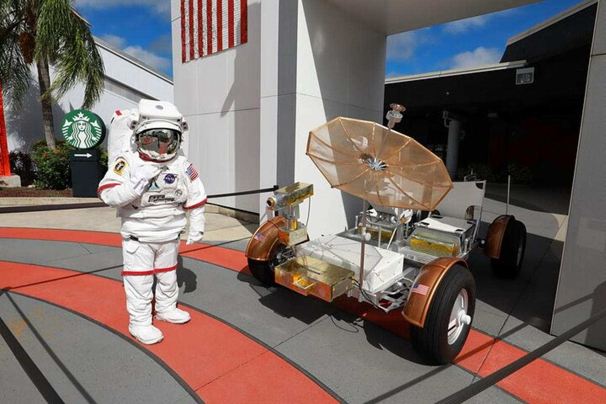 astronaut seisab väikese auto kõrval