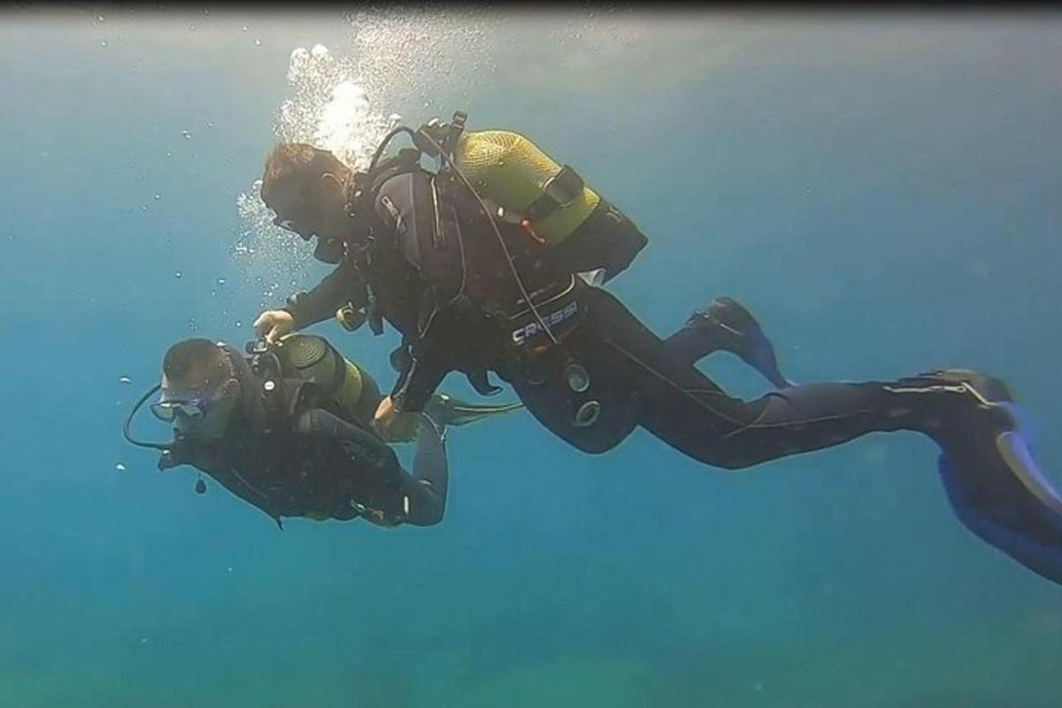 due persone che si tuffano nell'acqua dell'oceano