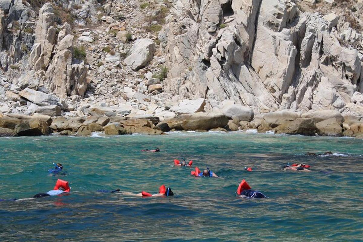 μια ομάδα ανθρώπων που κολυμπούν στο νερό