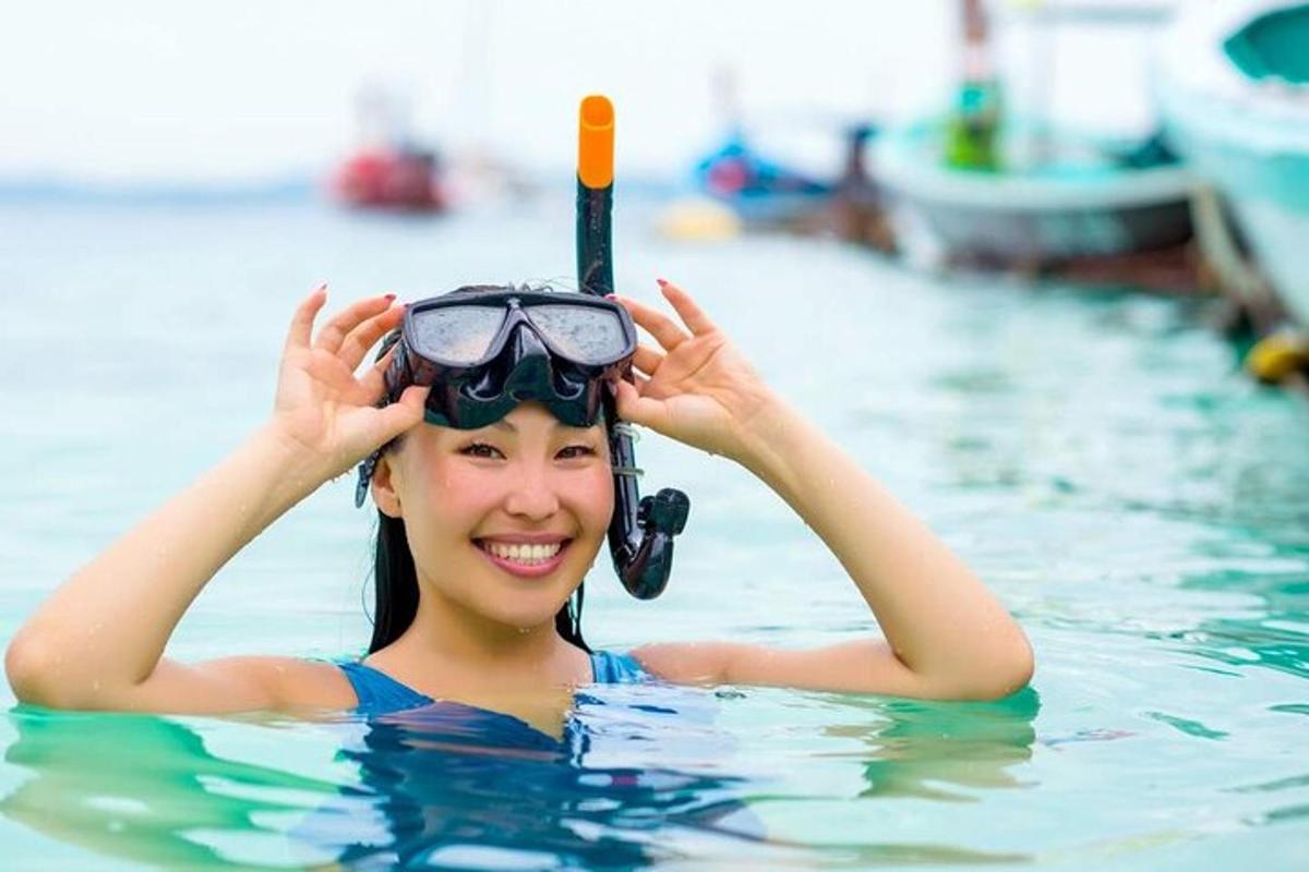 Una mujer en una piscina con gafas en la cabeza.