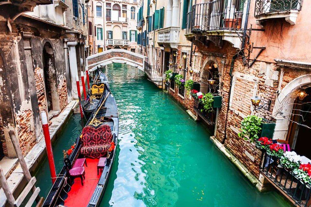 gondola v kanálu mezi dvěma budovami