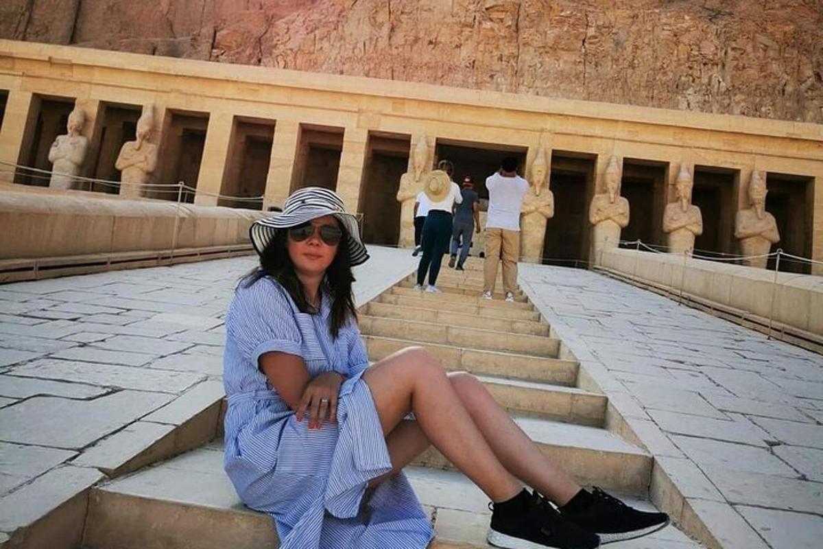 žena sedící na schodech před budovou