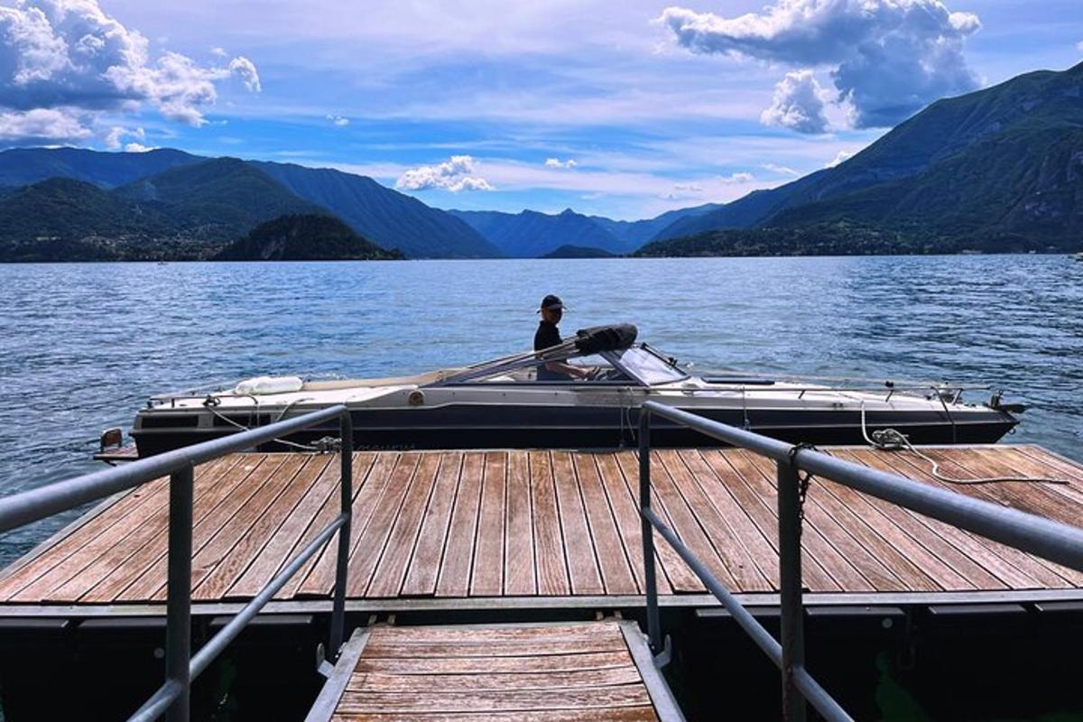 seseorang yang duduk di atas bot di dermaga