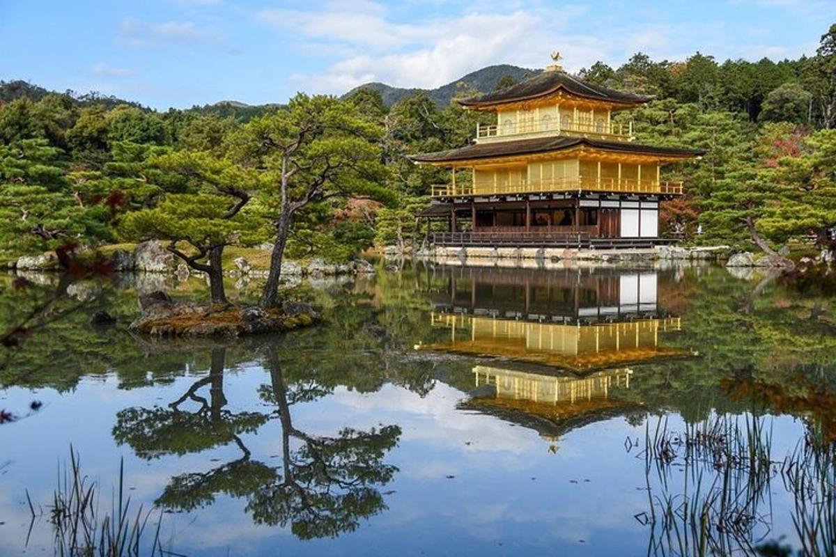 Un edificio chino en medio de un lago.