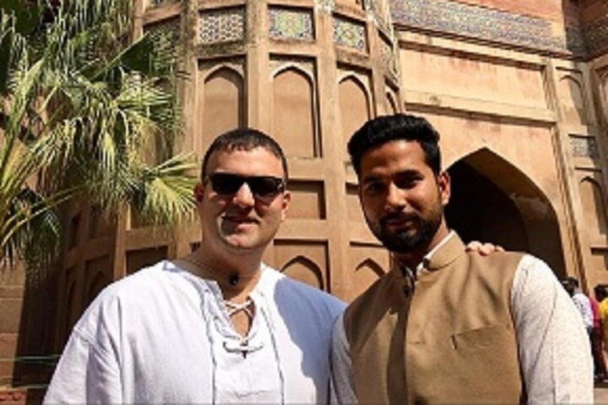 رجلان يقفان أمام مبنى