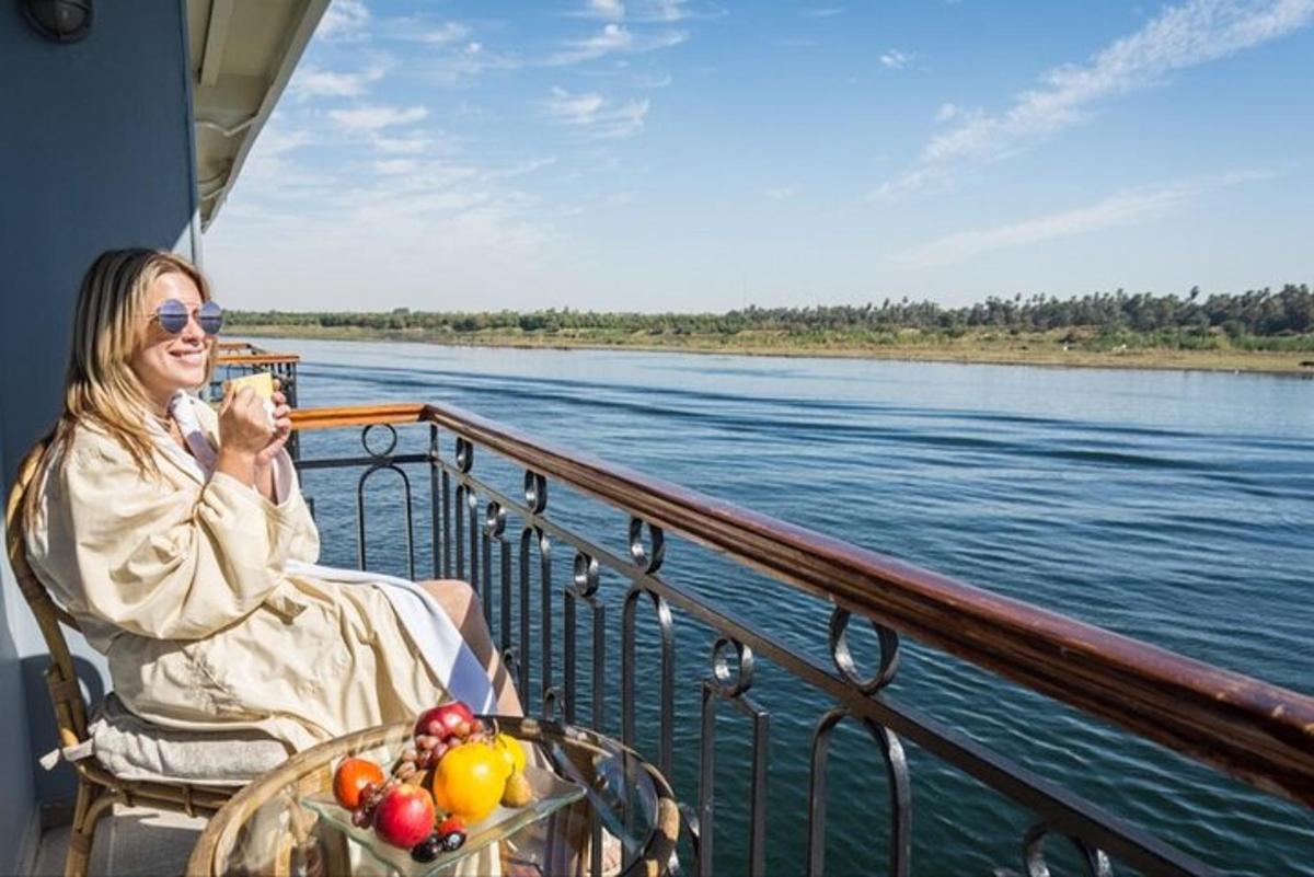 uma mulher sentada em um barco na água