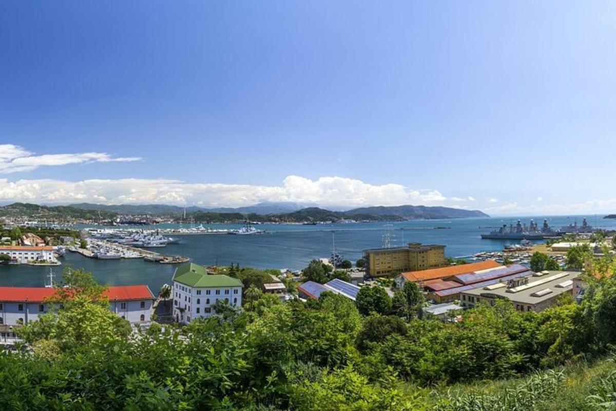 en by med en havn og en elv med båter