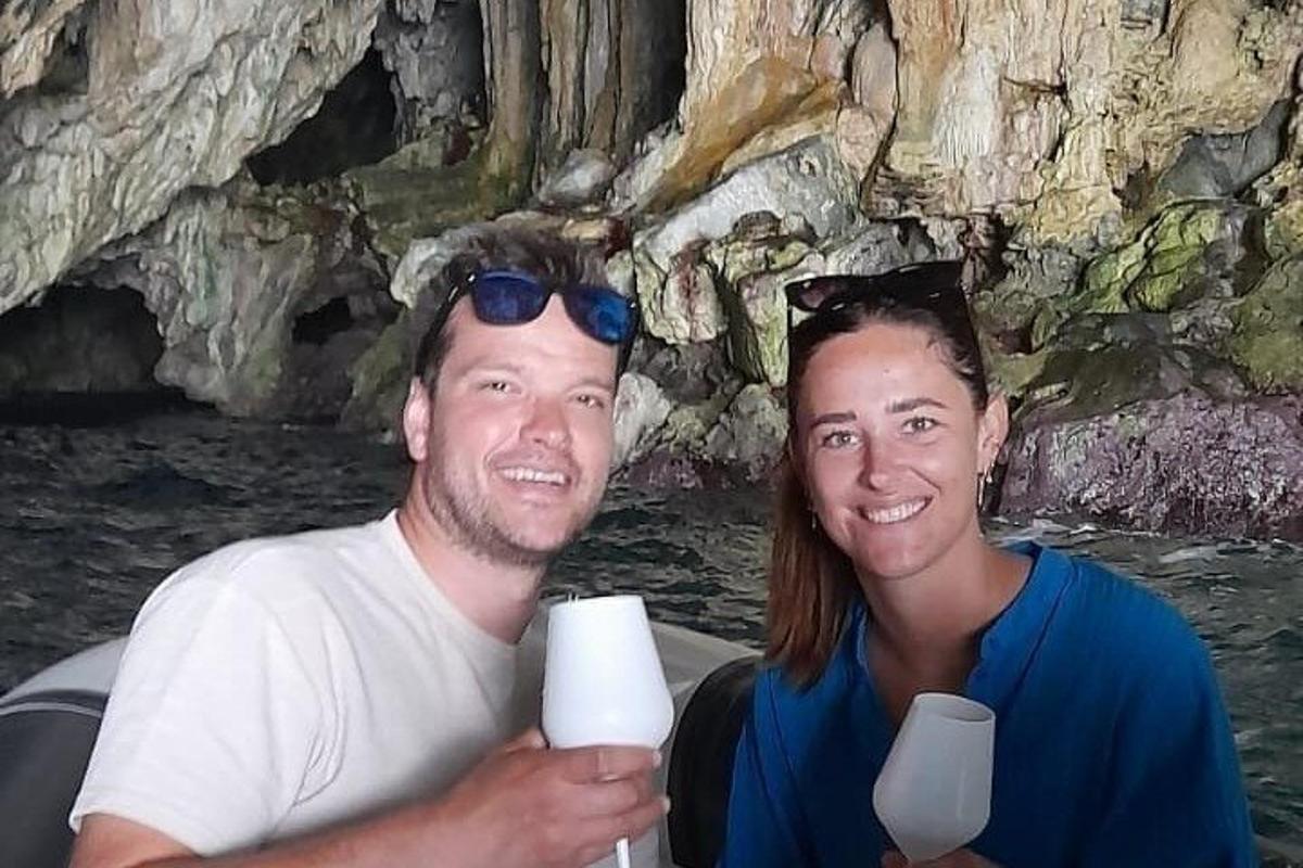 un uomo e una donna su una barca in una grotta