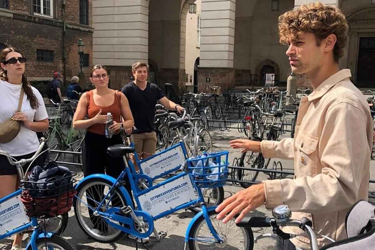um homem andando de bicicleta com uma placa nela