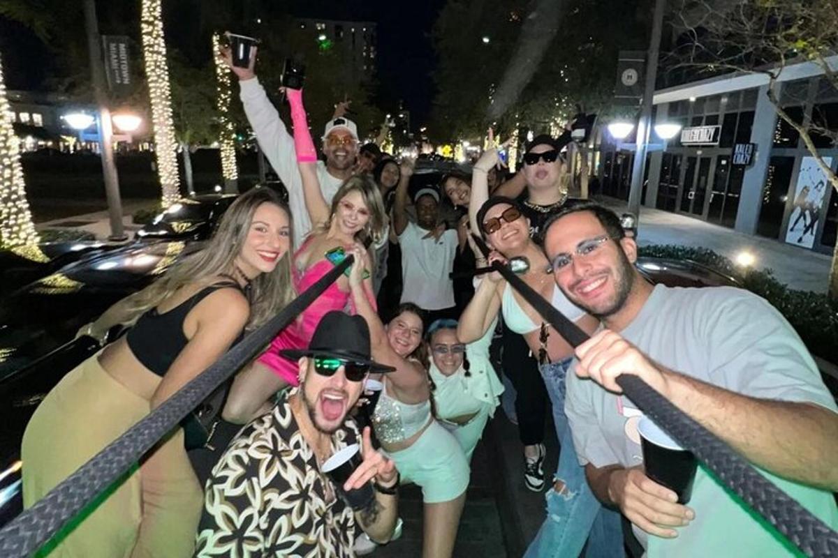 un gruppo di persone che posano per una foto a una festa