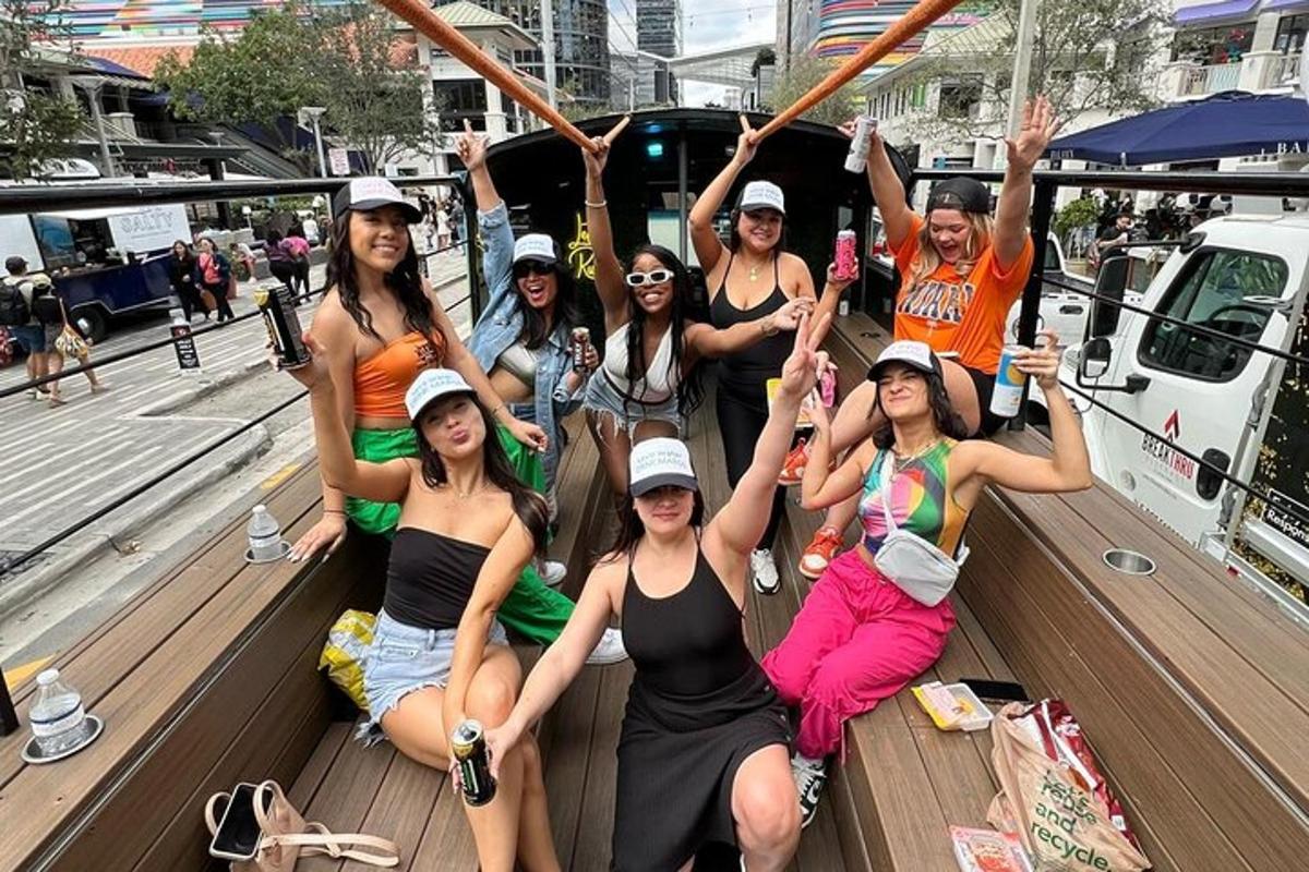 un gruppo di donne sedute sul retro di una barca