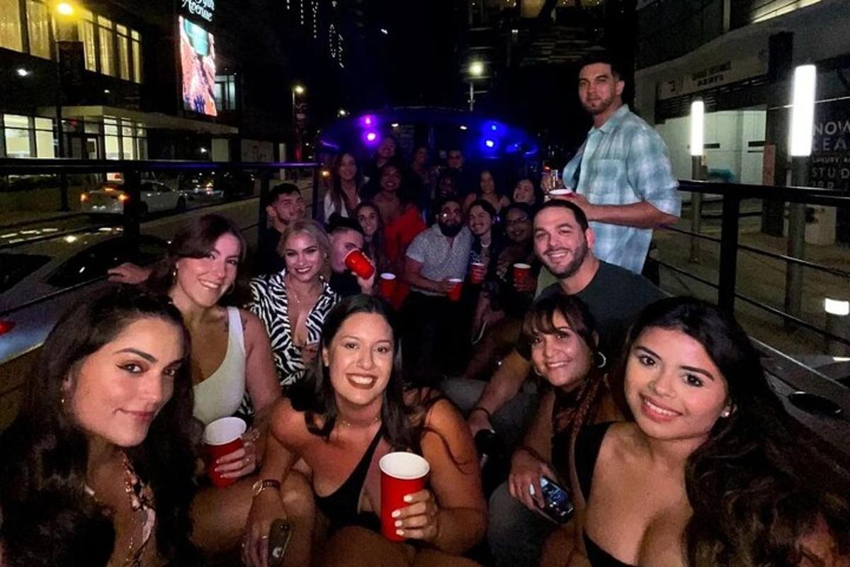 un gruppo di persone che posano per una foto a una festa
