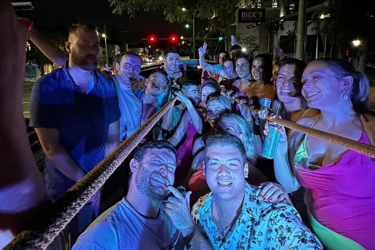 un gruppo di persone posa per una foto