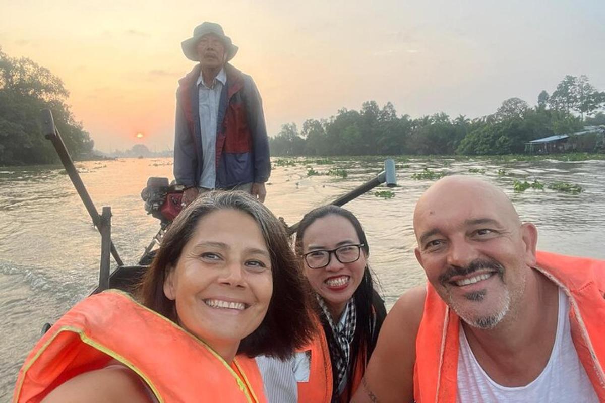 un grupo de personas en un bote en el agua