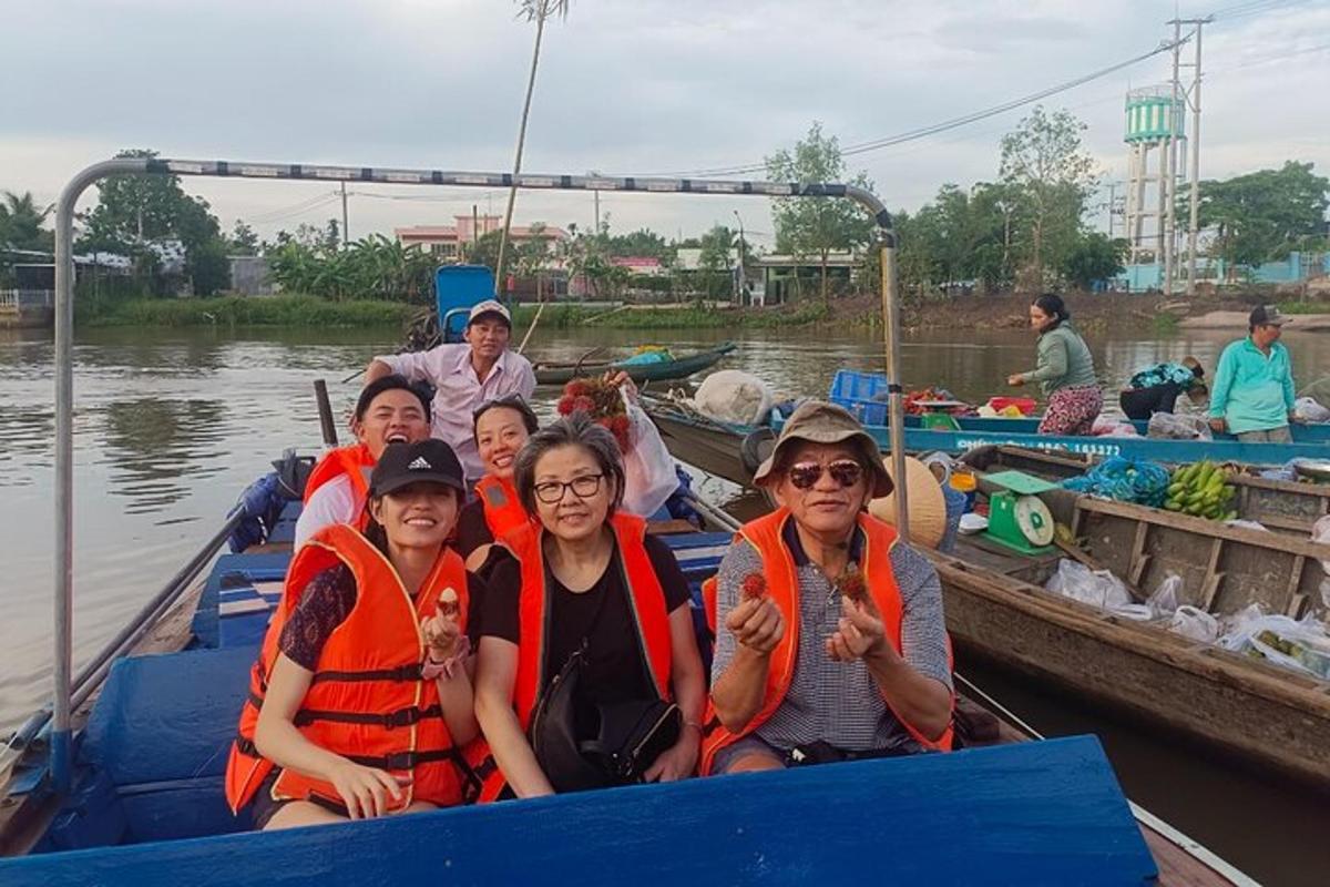 un grupo de personas en un barco en el agua