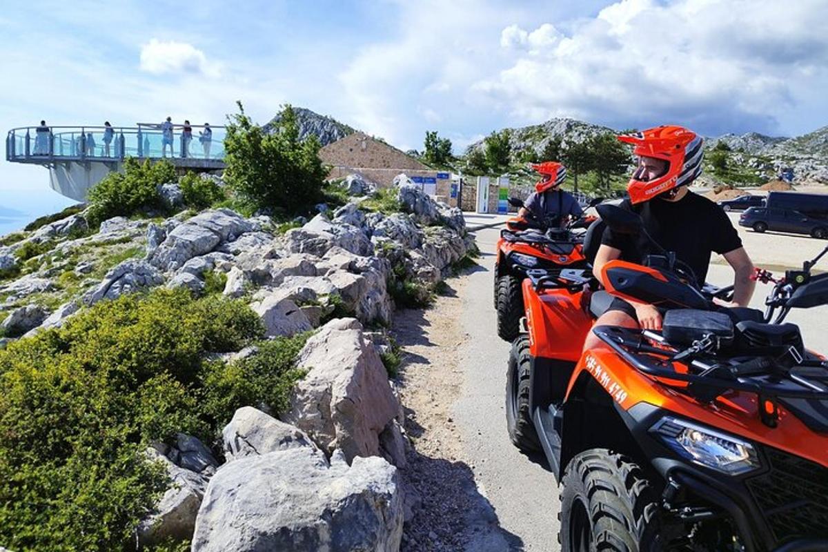 dues persones que circulen en motocicleta per una carretera de muntanya