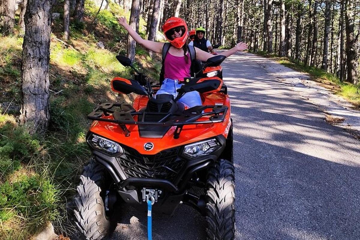 una dona que viatja en un quad per una carretera