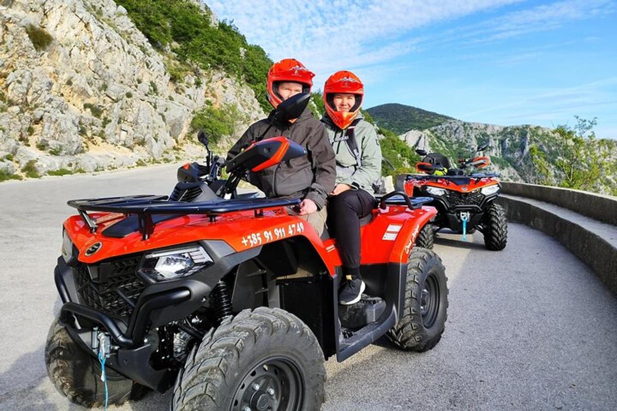 dues persones van en quads per una carretera