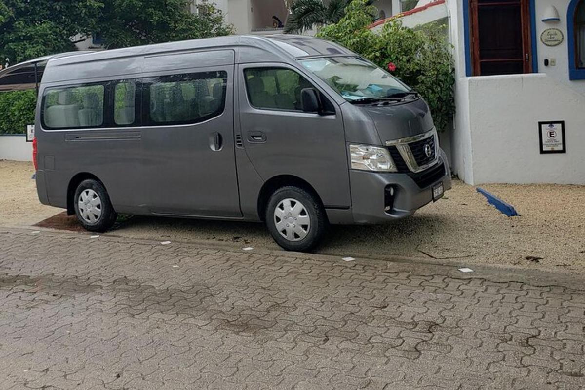 šedá dodávka zaparkovaná vedle budovy