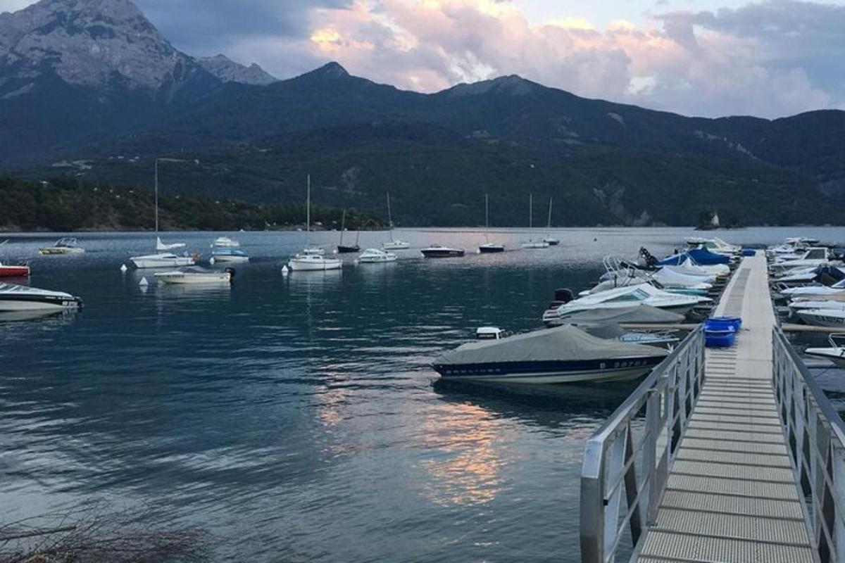egy csomó hajó kikötött a vízben