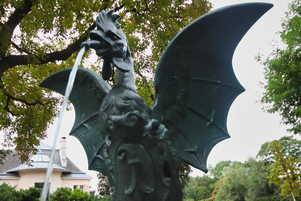 uma estátua de um dragão com uma lança na boca