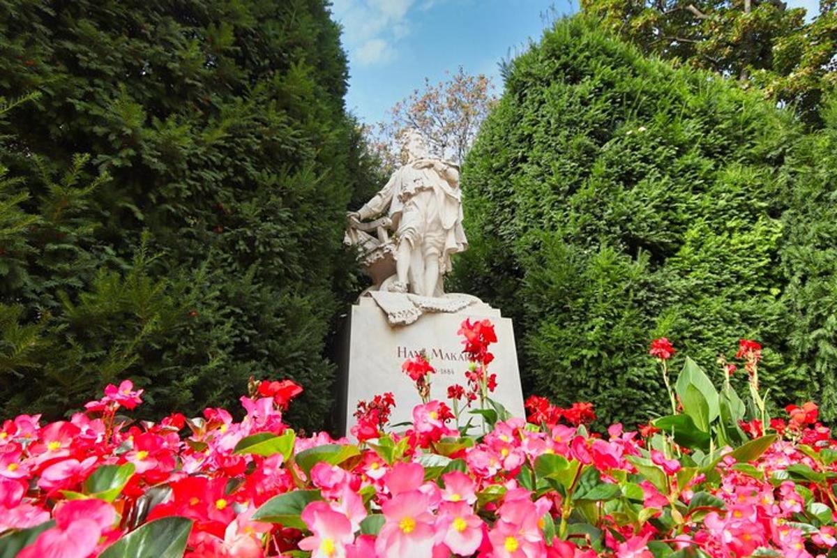 una estatua en un jardín con flores rosas