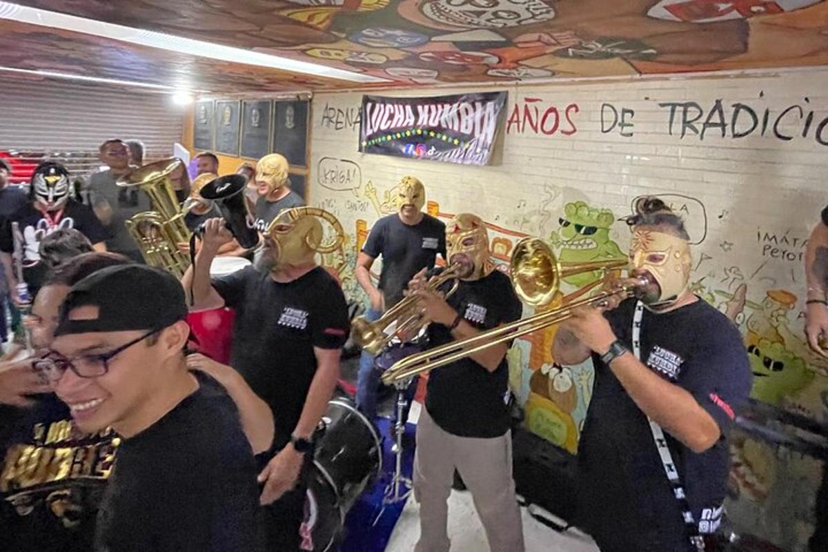 eine Gruppe von Menschen, die in einem Raum Blechblasinstrumente spielen