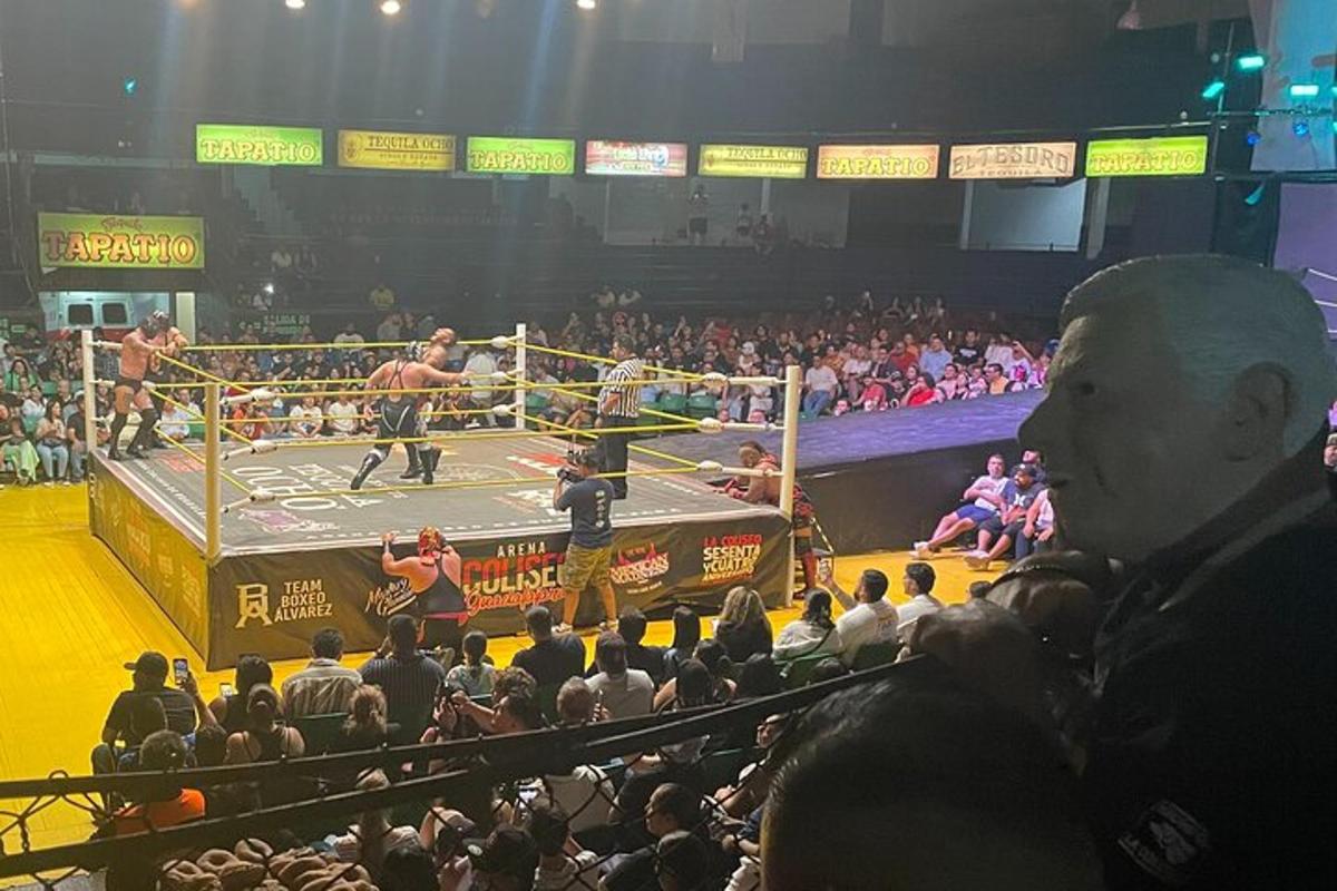 eine Menschenmenge, die in einer Arena einen Boxkampf anschaut