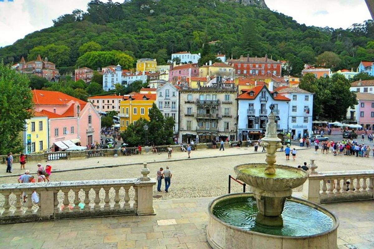 una città con una fontana di fronte a un paese