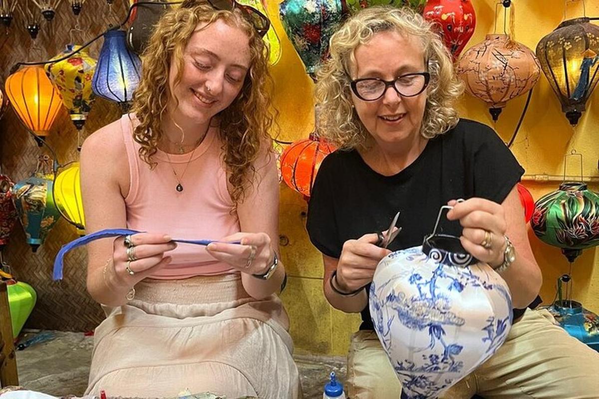 due donne stanno lavorando a un vaso in un negozio